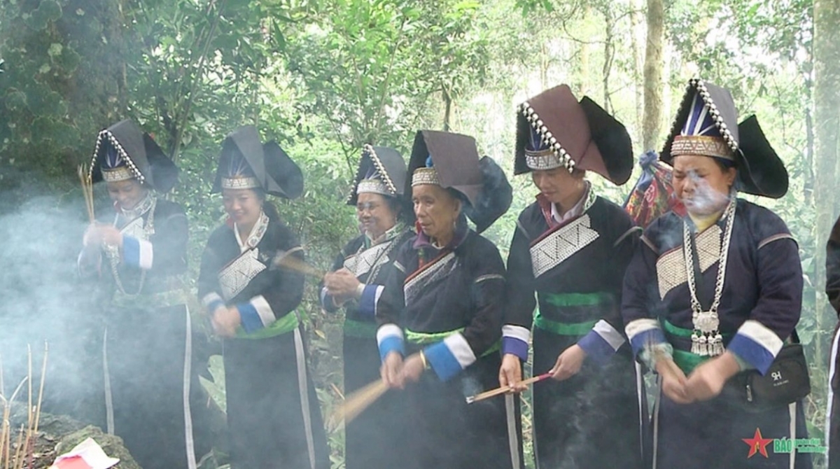 The Pa Di ethnic people participate in the forest worship ceremony. (Photo: qdnd.vn)