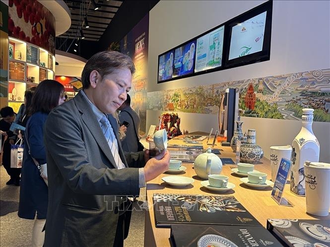 Vietnamese ceramics draw attention at the event (Photo: VNA)