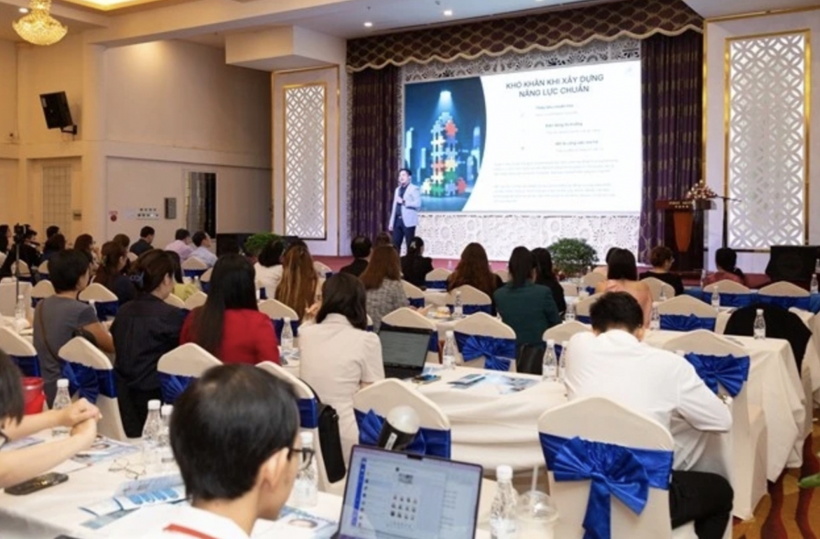 Le Thanh Lam, CEO of TOPSKILLS, shares insights into the role of AI in modern HR management at the launch event of the AI-Powered TMS system in HCM City on May 16. (Photo: courtesy of the organisers)