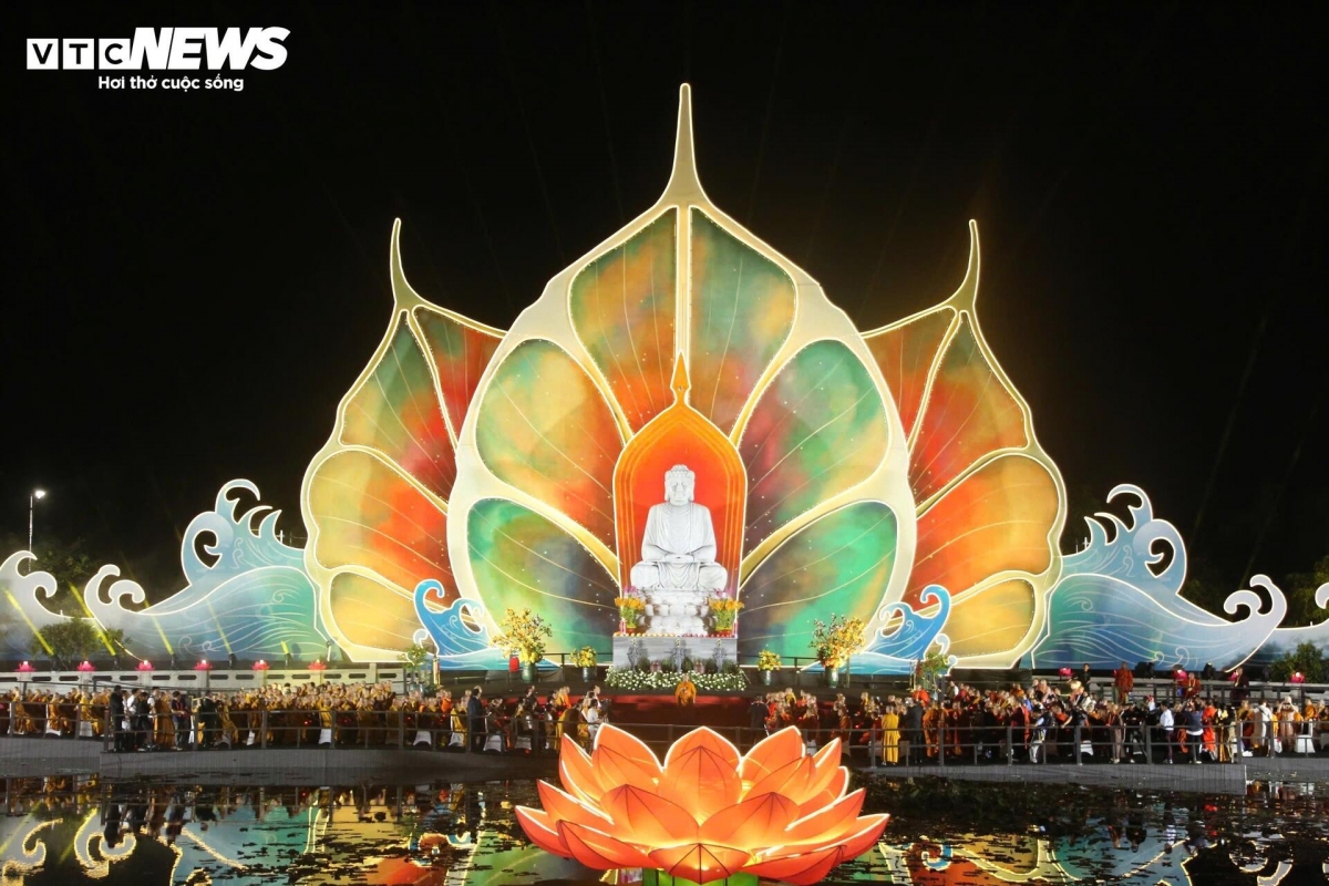 A lantern releasing ceremony was held at Lang Le Cultural Park in Ho Chi Minh City on May 6 to celebrate the UN Day of Vesak 2025. This marks the fourth time the occasion has been observed in Vietnam, and the first time the southern city has hosted it.