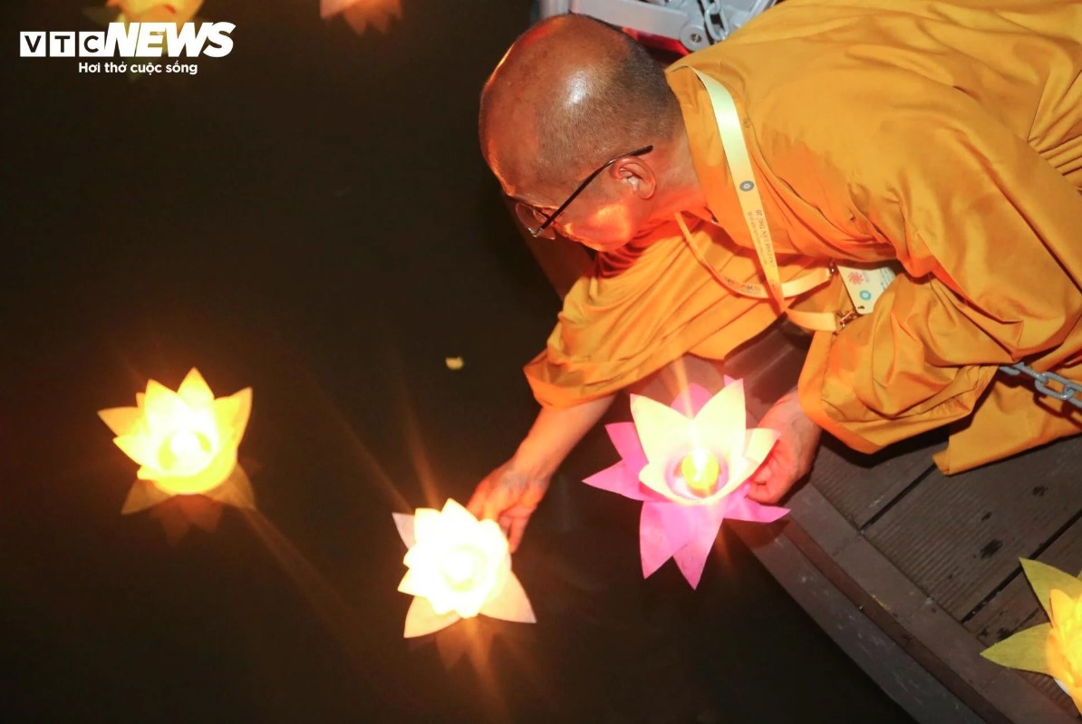 Around 35,000 lanterns illuminate the ceremony, including seven large lotus-shaped ones placed in the center of the lake.