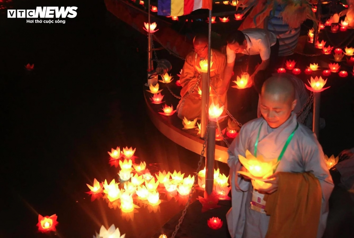Thousands of Buddhist monks, nuns, worshippers, and local people take part in the ceremony.
