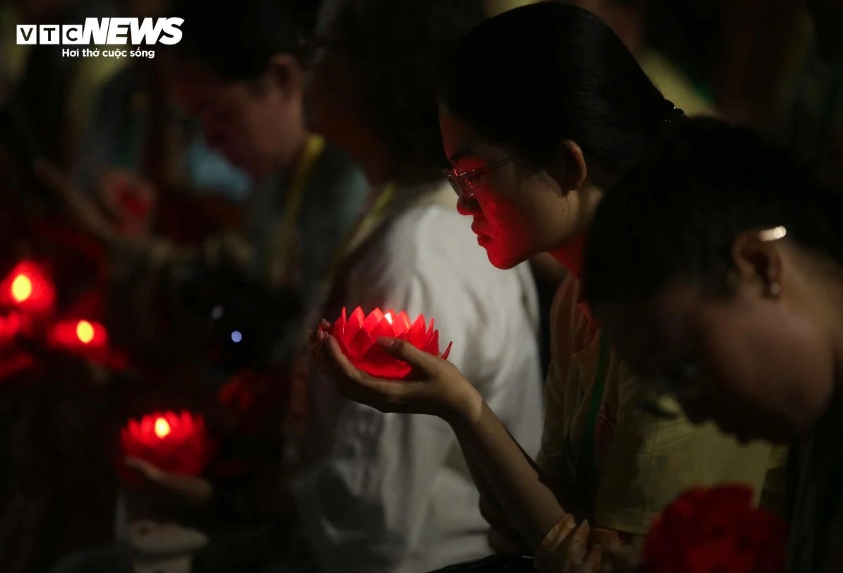 A quiet moment as locals and Buddhist followers release lanterns and offer prayers.