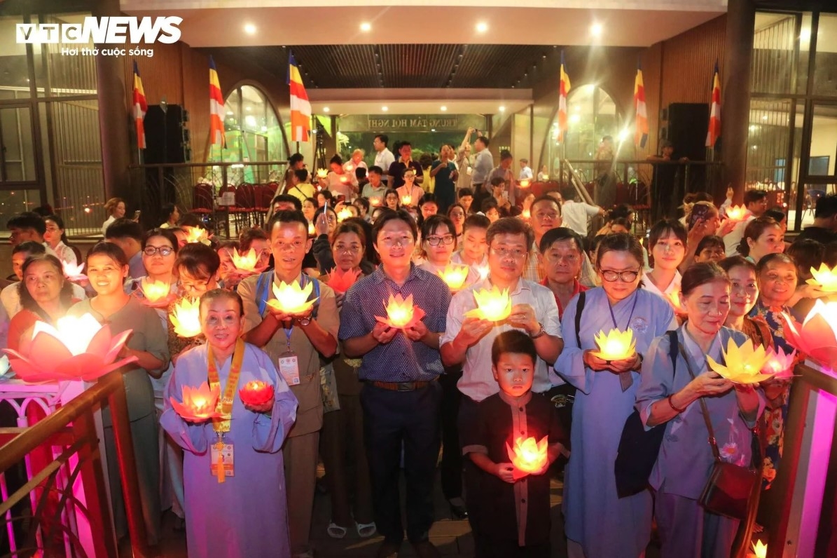 Thousands of people converge at Lang Le cultural park to join the event.