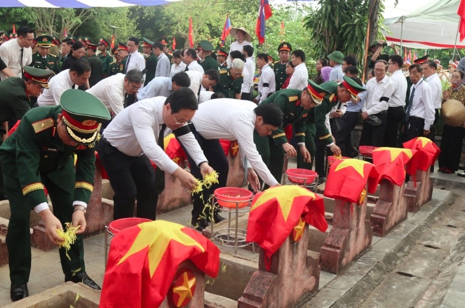 A ceremony to rebury 76 sets of remains of Vietnamese volunteer soldiers and experts who died in Laos is held in Nghe An province on May 20