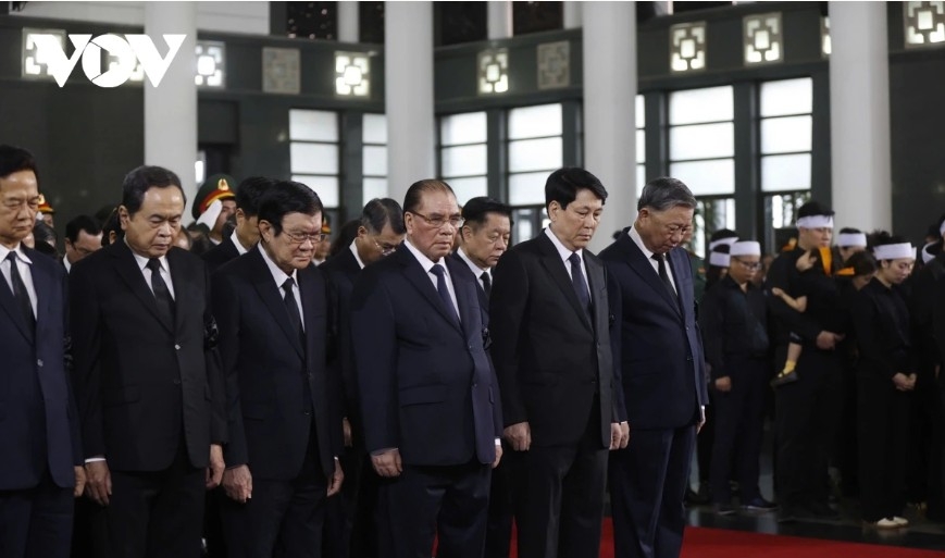 The solemn memorial service for former State President Tran Duc Luong is held at 7 a.m. at the National Funeral Hall in Hanoi. Party General Secretary To Lam; President Luong Cuong; National Assembly Chairman Tran Thanh Man; former General Secretary Nong Duc Manh; former State President Truong Tan Sang; former Prime Minister Nguyen Tan Dung; and numerous current and former Party and State leaders attend the ceremony.
