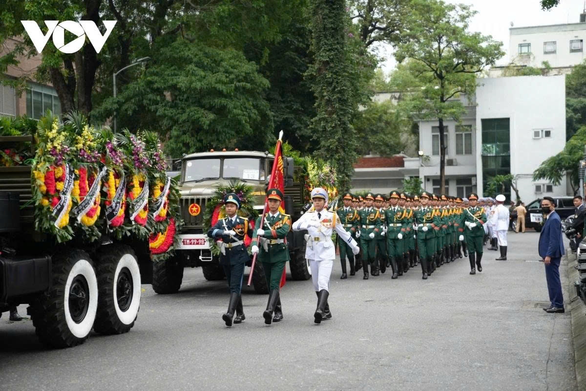 A hearse carries former President Tran Duc Luong’s casket from the National Funeral Hall to Noi Bai Airport for burial in Quang Ngai.