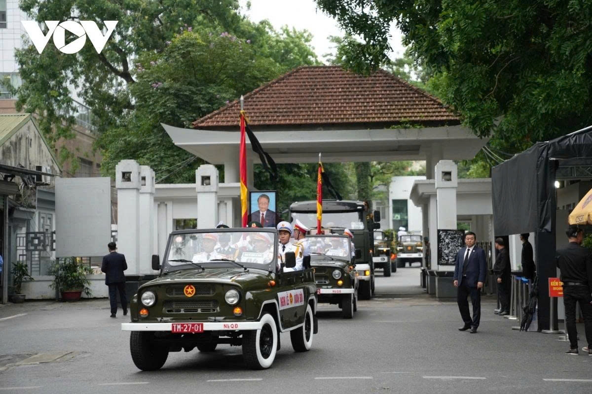 The funeral hearse departs the National Funeral Hall and proceeds through Hanoi streets.