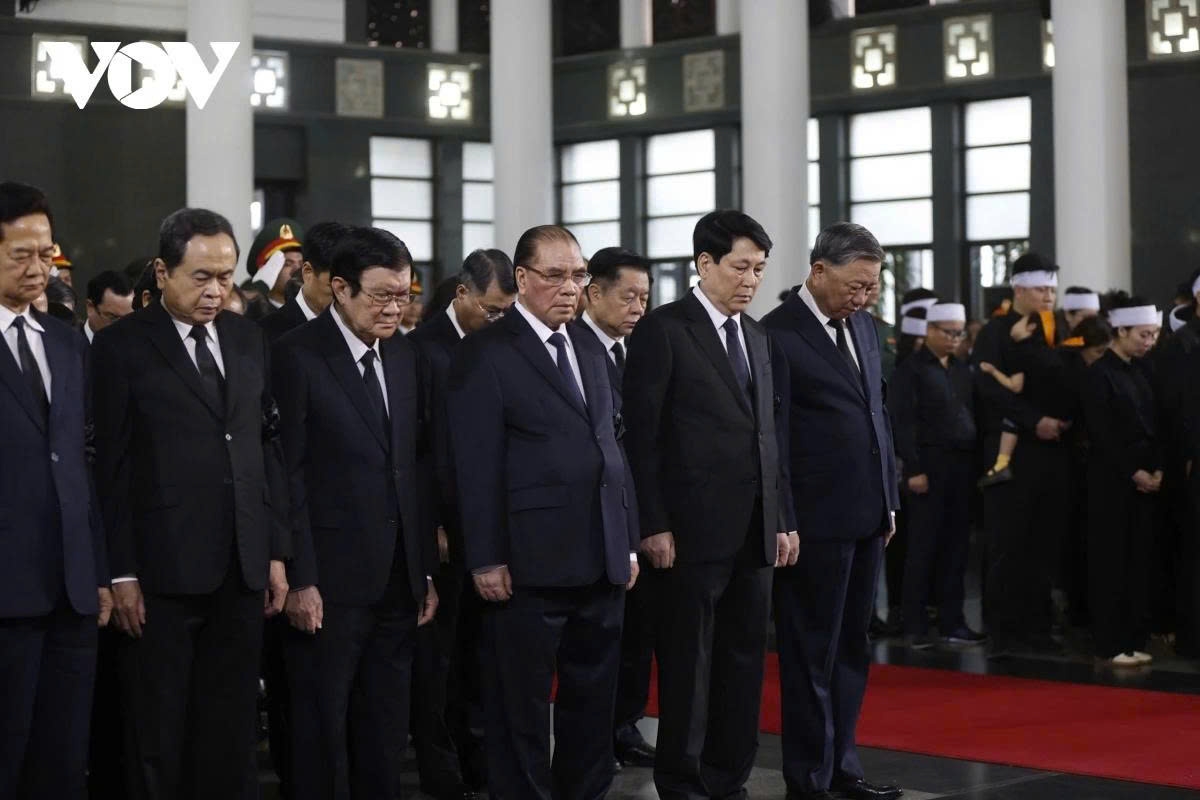 Party General Secretary To Lam, State President Luong Cuong, National Assembly Chairman Tran Thanh Man, and many other incumbent and former leaders of the Party and State observe a moment of silence in memory of former State President Tran Duc Luong.