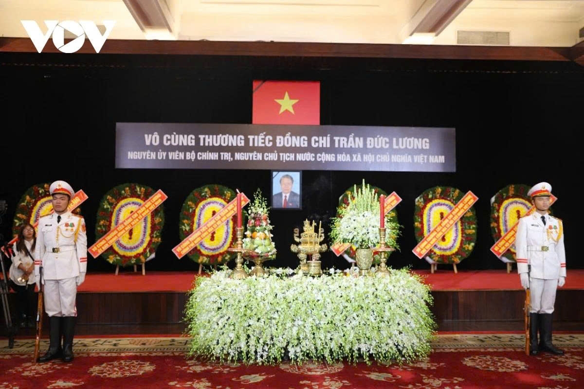 At the same time, a memorial service for former Politburo member and former State President Tran Duc Luong is held at Thong Nhat Hall in Ho Chi Minh City.