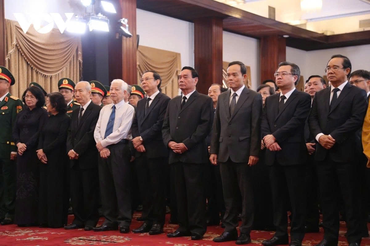 A large number of Party and State leaders, along with people from all walks of life, pay their last respects to the former President.