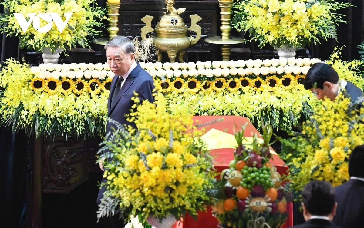 Party and State leaders walk around the casket to bid a final farewell to former State President Tran Duc Luong.