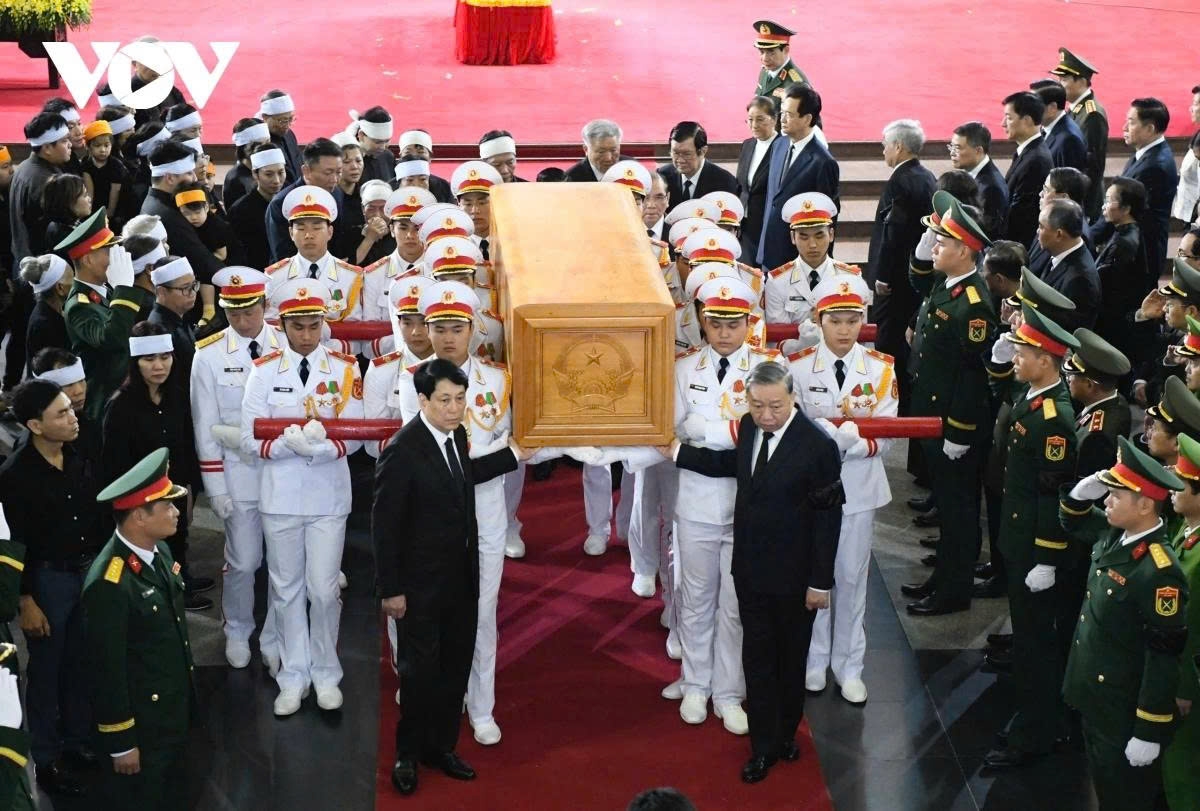 Party General Secretary To Lam and President Luong Cuong escort the casket of former President Tran Duc Luong to the funeral hearse.