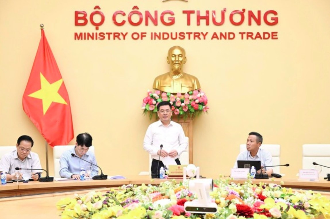 Minister of Industry and Trade Nguyen Hong Dien speaks at the meeting.