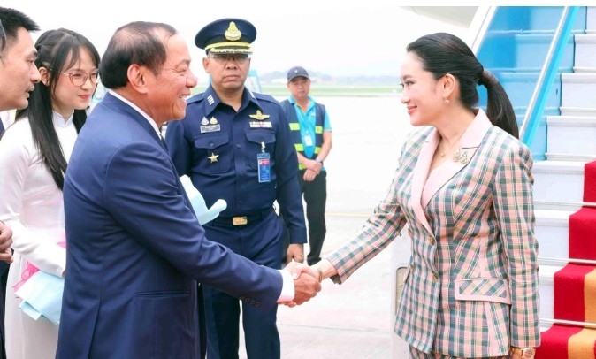 Minister of Culture, Sports and Tourism Nguyen Van Hung welcomes Thai Prime Minister Paetongtarn Shinawatra at Noi Bai International Airport in Hanoi (Photo:VNA)