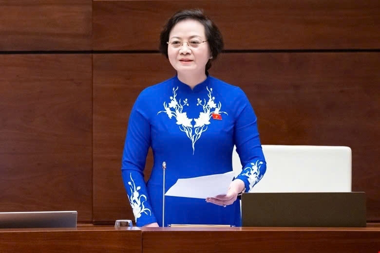 Minister of Home Affairs Pham Thi Thanh Tra provides National Assembly deputies with more explanations about the new local government model