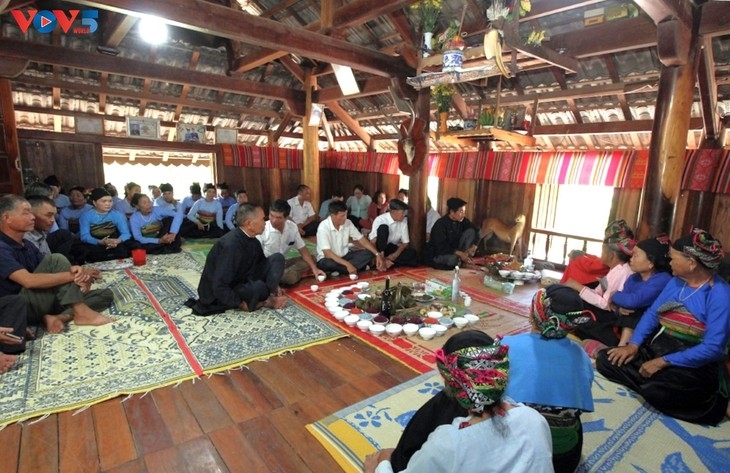 The Muong people gather for a family worship. (Photo: H’Xiu/VOV)