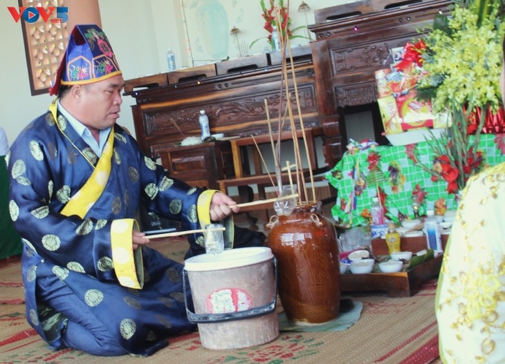 A Muong shaman performs a Mo Muong ritual. (Photo: H’Xiu/VOV)