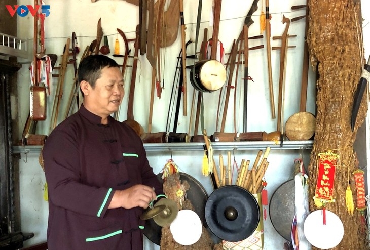 Bui Van Ngoi in Ea H'leo district introduces items related to the Mo Muong ritual. (photo: H’Xíu/VOV)