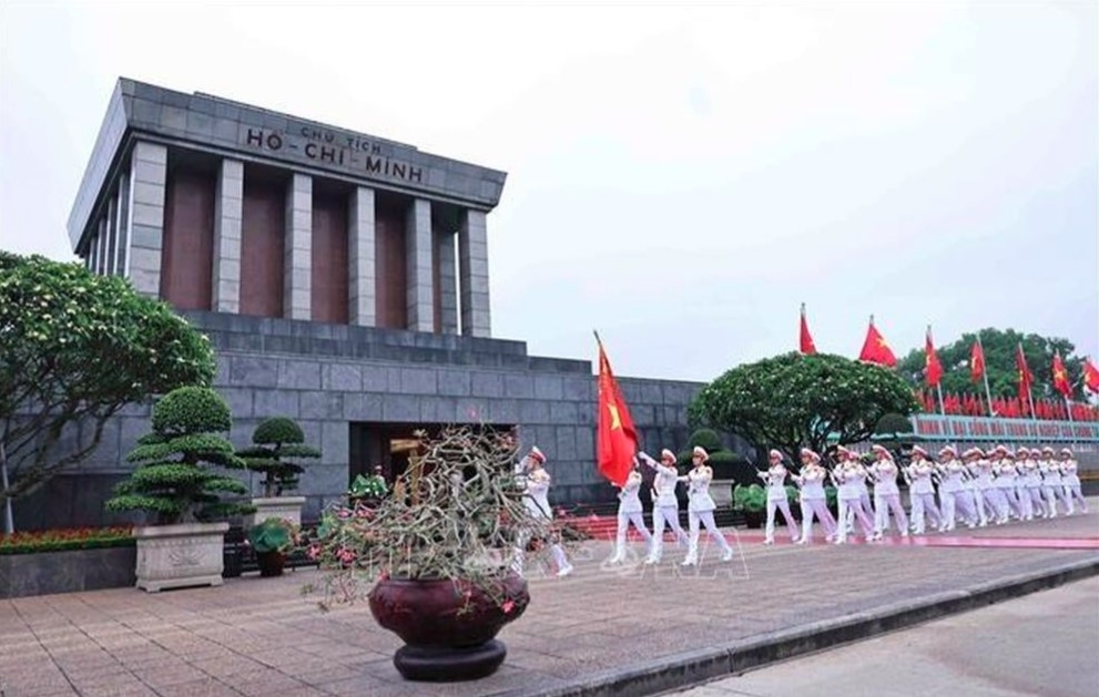 As many as 34 officers of the President Ho Chi Minh Mausoleum High Command carry out the sacred flag salute ceremony in front of the late leader's mausoleum.