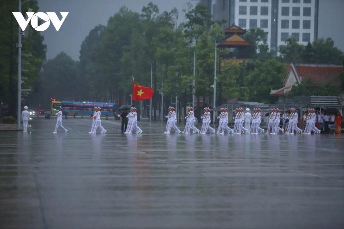 At 6 a.m. on May 24, the Ho Chi Minh Mausoleum Command conducts a ceremony to lower the national flag to half-mast at Ba Dinh Square in Hanoi.