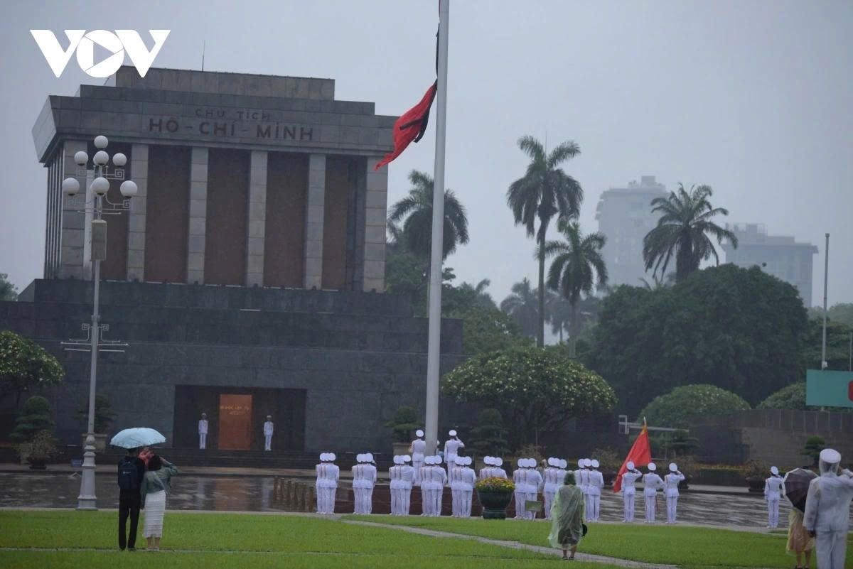 The national flag is flown at half-mast at Ba Dinh Square in Hanoi at 6 a.m. on May 24, marking the start of the two-day national mourning for former President Tran Duc Luong.