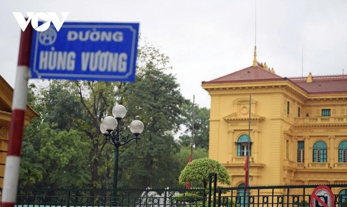 National flags fly at half-mast at public buildings during national mourning for former President Tran Duc Luong who passed away on May 20 at the age of 88.