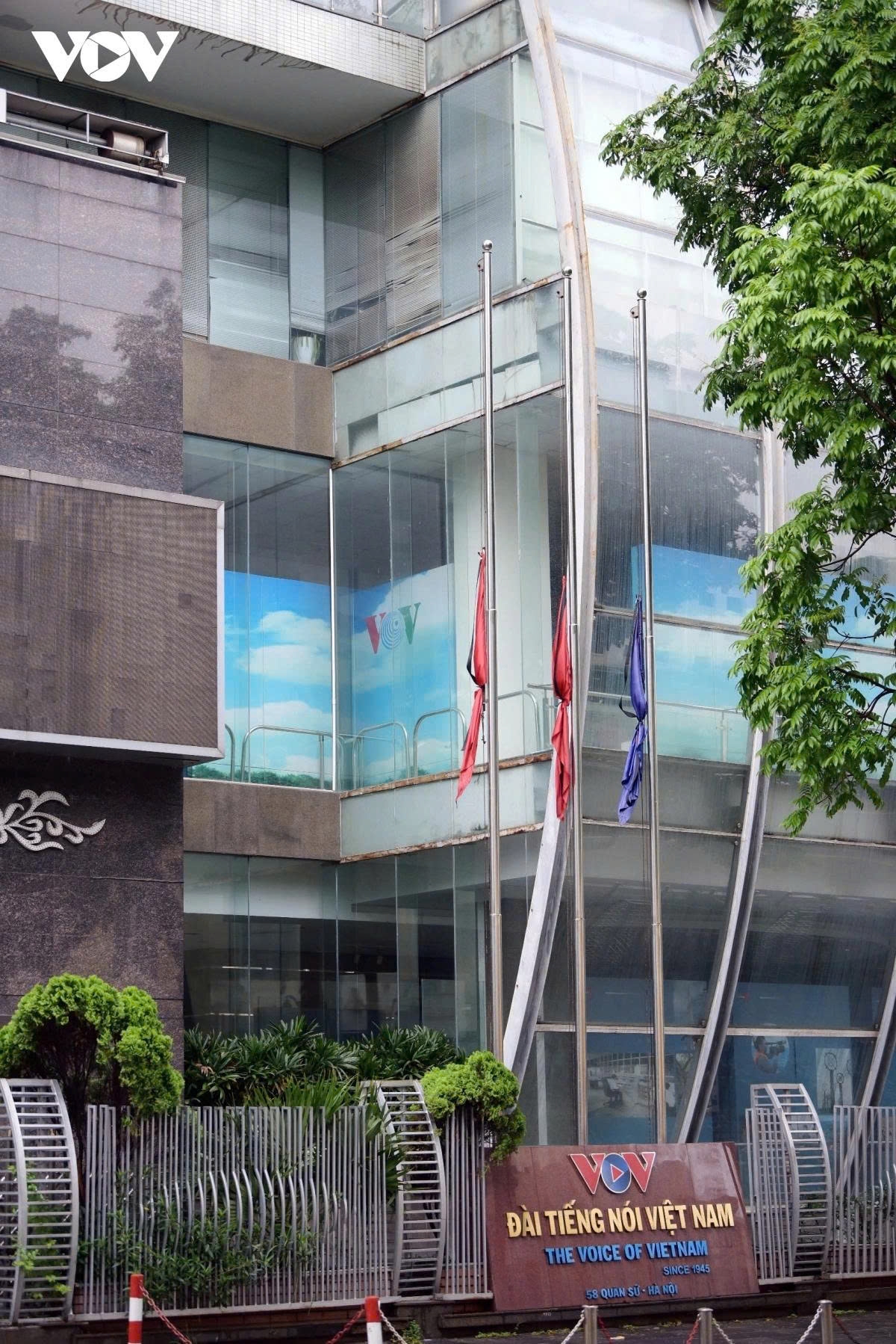 The Voice of Vietnam (VOV) lowers its flag to half-mast at its Hanoi headquarters in tribute to former President Tran Duc Luong.