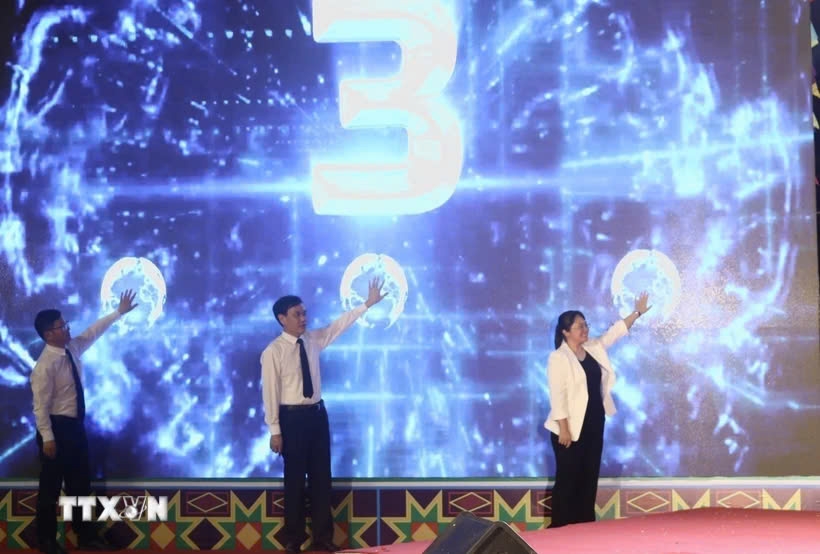 Representatives from Cao Bang and Baise at the launching ceremony. (Photo: VNA)