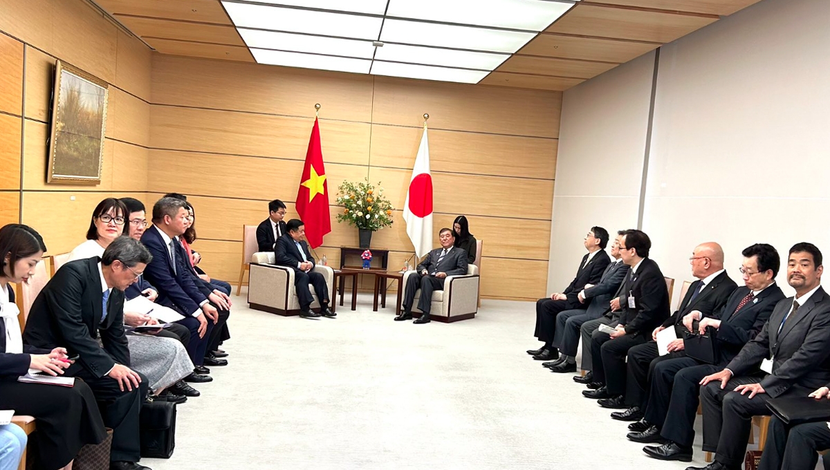 Vietnamese Deputy Prime Minister Nguyen Chi Dung and Japanese Prime Minister Shigeru Ishiba exchange views on measures to foster the comprehensive strategic partnership between the two countries, during their meeting in Tokyo on May 30