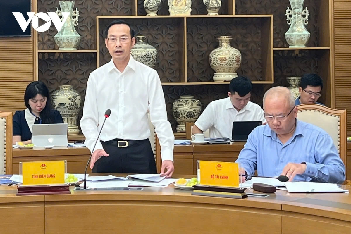 Nguyen Thanh Nhan, chairman of the Kien Giang provincial administration, speaks at the meeting