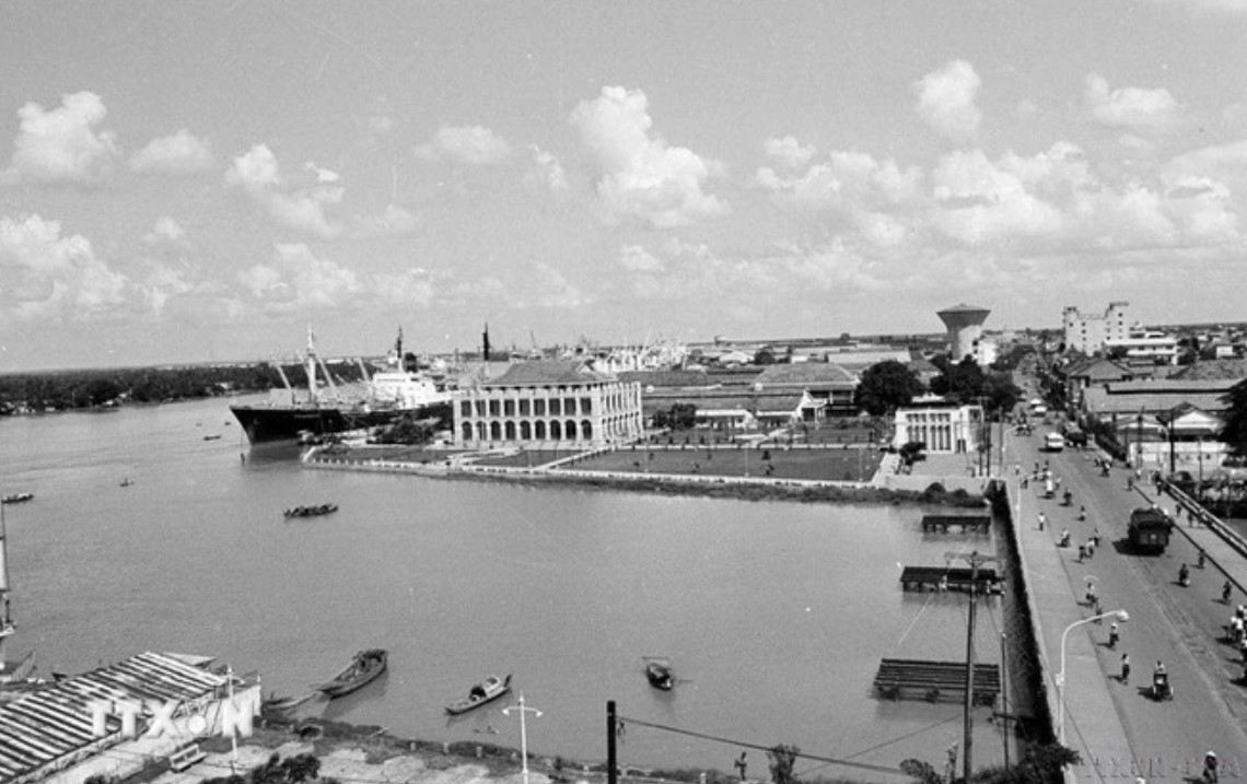 A view of Nha Rong Wharf in Saigon in the early 20th century. From this place, the patriotic Nguyen Tat Thanh boarded the vessel Latouche-Tréville to leave Vietnam to realise his ambition to liberate the country from the colonial rule.