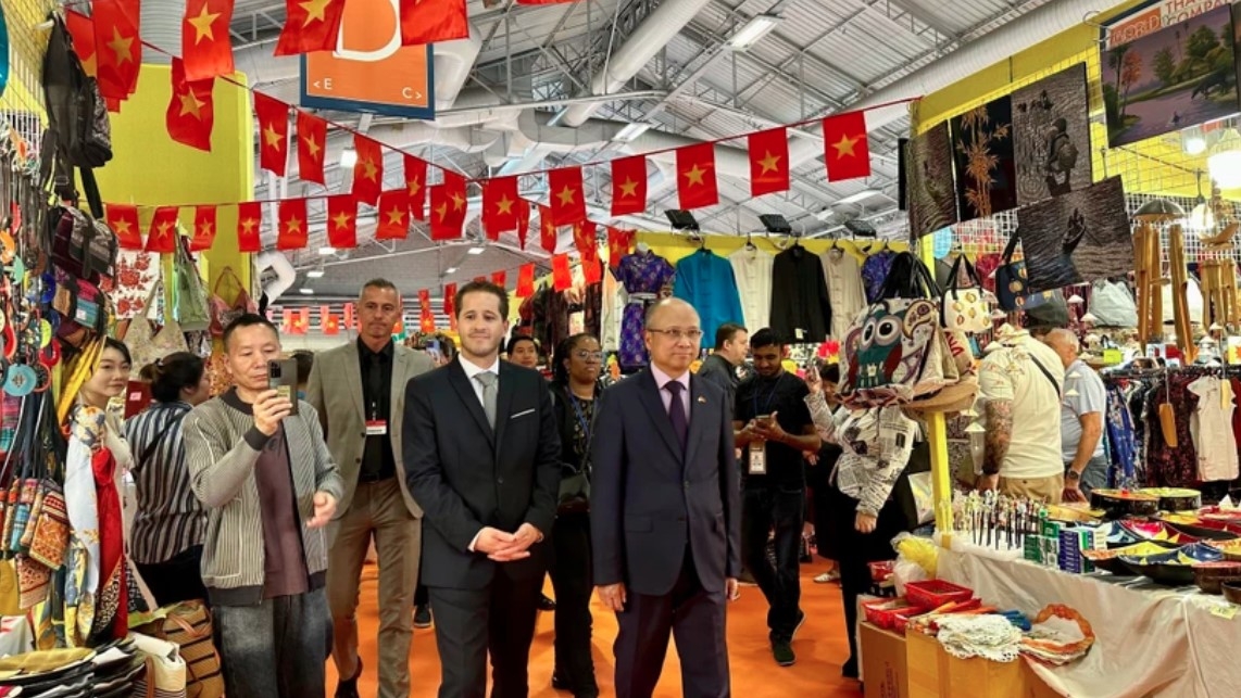 Vietnamese Ambassador to France Dinh Toan Thang (R) and Paris Fair Director Steven Abajoli visit the Vietnamese pavilion.