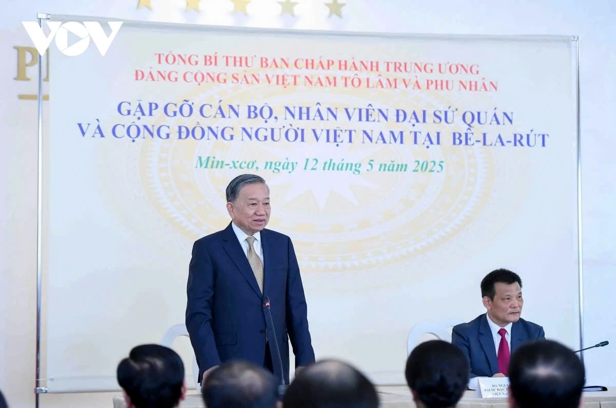 Party General Secretary meets with officials of the Vietnamese Embassy in Belarus and representatives of the Vietnamese community in the country in Mink on May 12