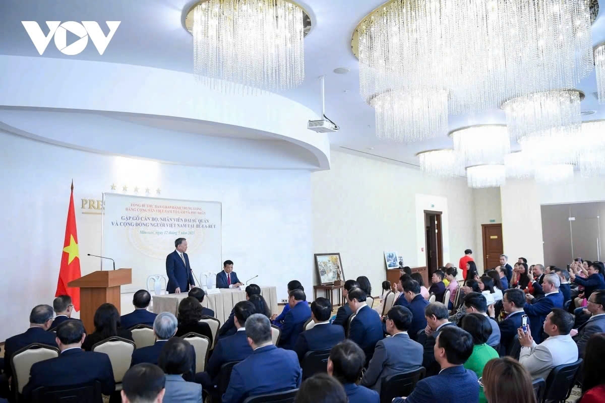 Party General Secretary To Lam speaks during his meeting with Embassy officials and Vietnamese expatriates in Belarus on May 12