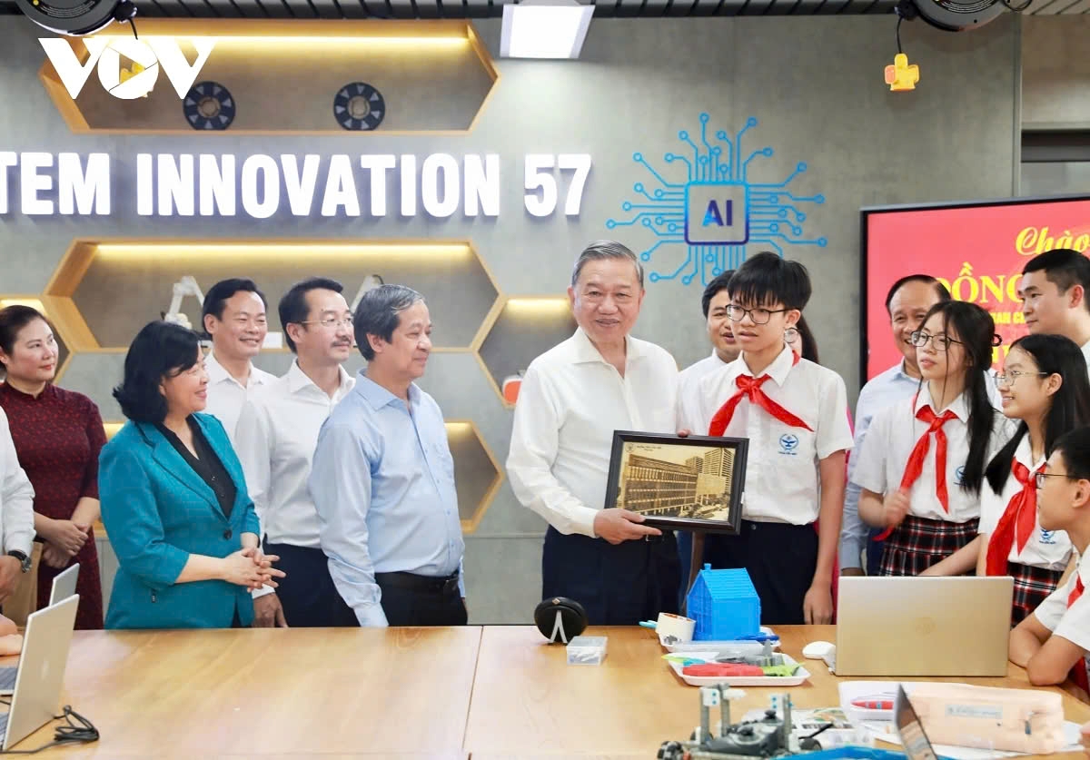 Party leader To Lam presents a state-of-the-art STEM lab to each of Hanoi-Amsterdam High School for the Gifted and Cau Giay Secondary School during his fact-finding trip on May 14