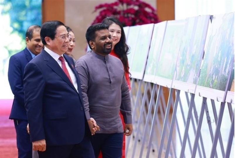 Prime Minister Pham Minh Chinh and Sri Lankan President Anura Kumara Dissanayaka visit a photo exhibition on bilateral cooperation.