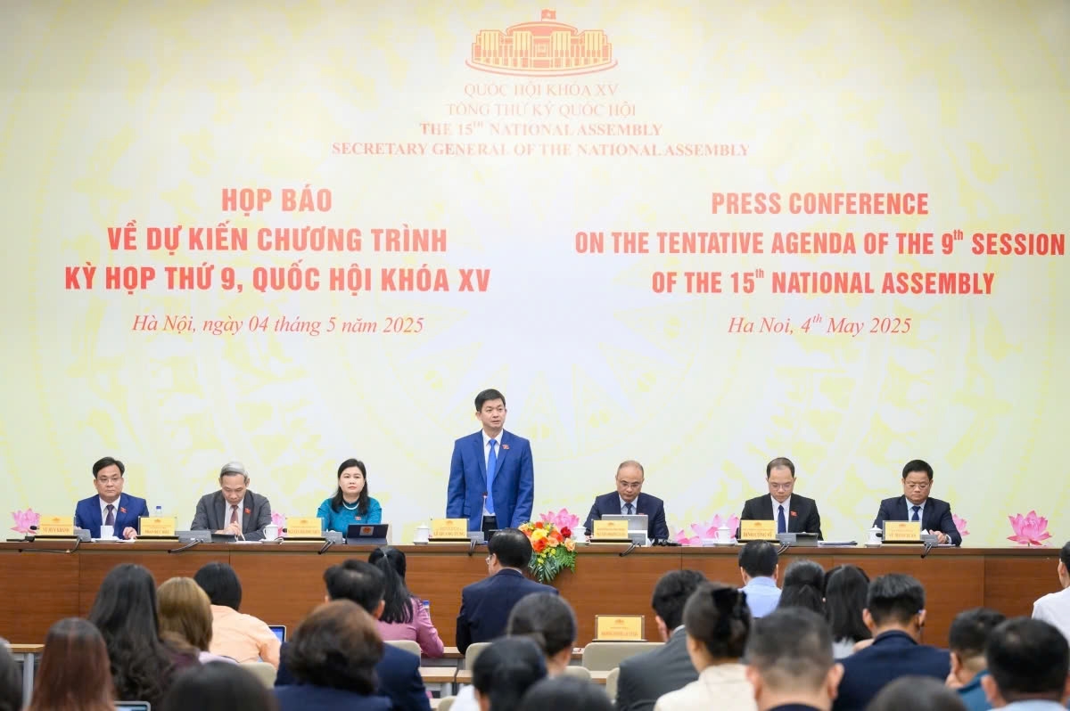 Le Quang Tung (standing), chairman of the National Assembly Office, speaks at an international press briefing on the ninth session of the National Assembly