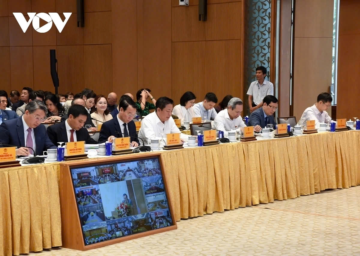 Delegates representing enterprises, business associations, business households, and cooperatives attend the dialogue