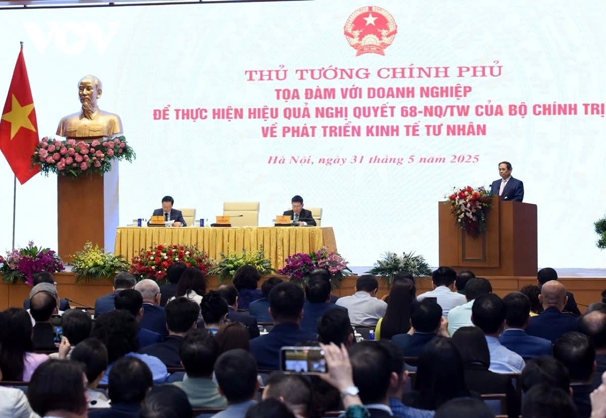 Prime Minister Pham Minh Chinh chairs a dialogue with businesses in Hanoi on May 31, aimed at spurring the development of the private sector
