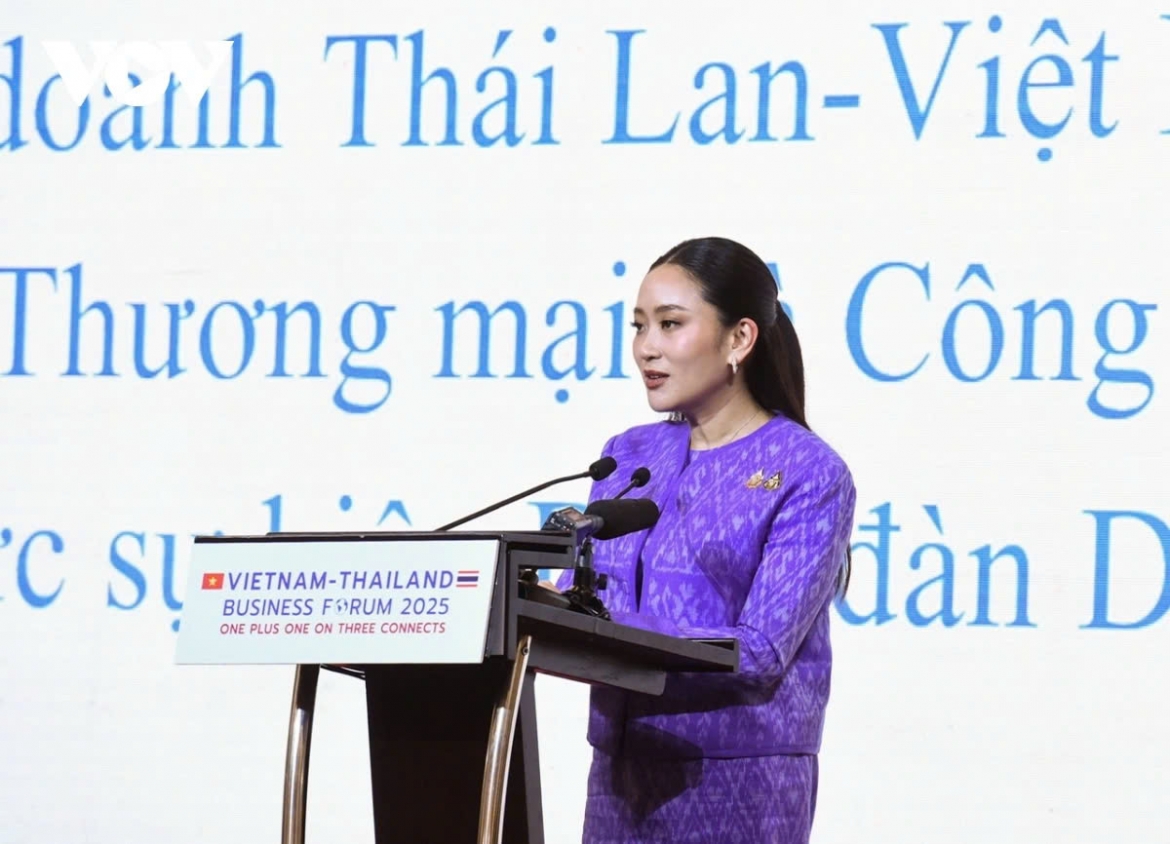 Prime Minister Paetongtarn Shinawatra of Thailand outlines key areas of cooperation, including integrated supply chains in petrochemicals, food processing, electronics, and logistics, at the Vietnam - Thailand Business Forum in Hanoi on May 16