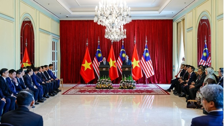 PM Pham Minh Chinh and his Malaysian counterpart Anwar Ibrahim co-chair the press conference 
( Photo: VGP)