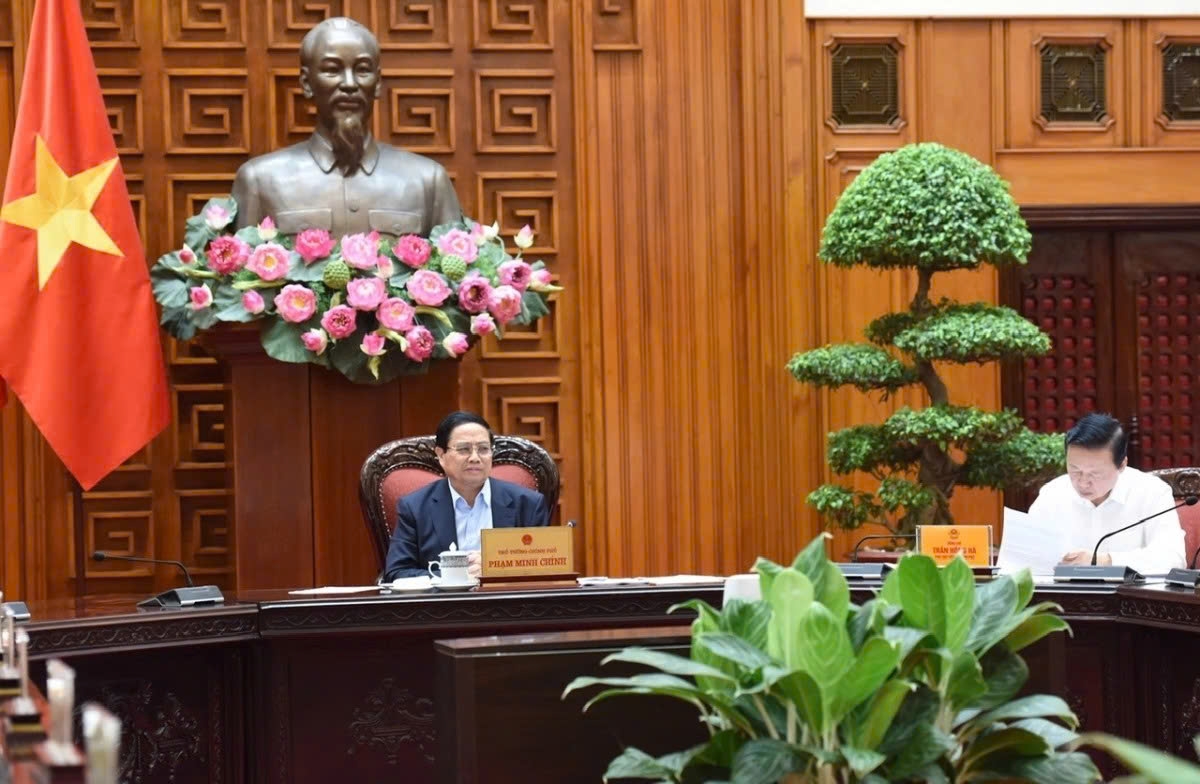 Prime Minister Pham Minh Chinh speaks at a Government meeting on the Lao Cai - Hanoi - Hai Phong railway project in Hanoi on May 20