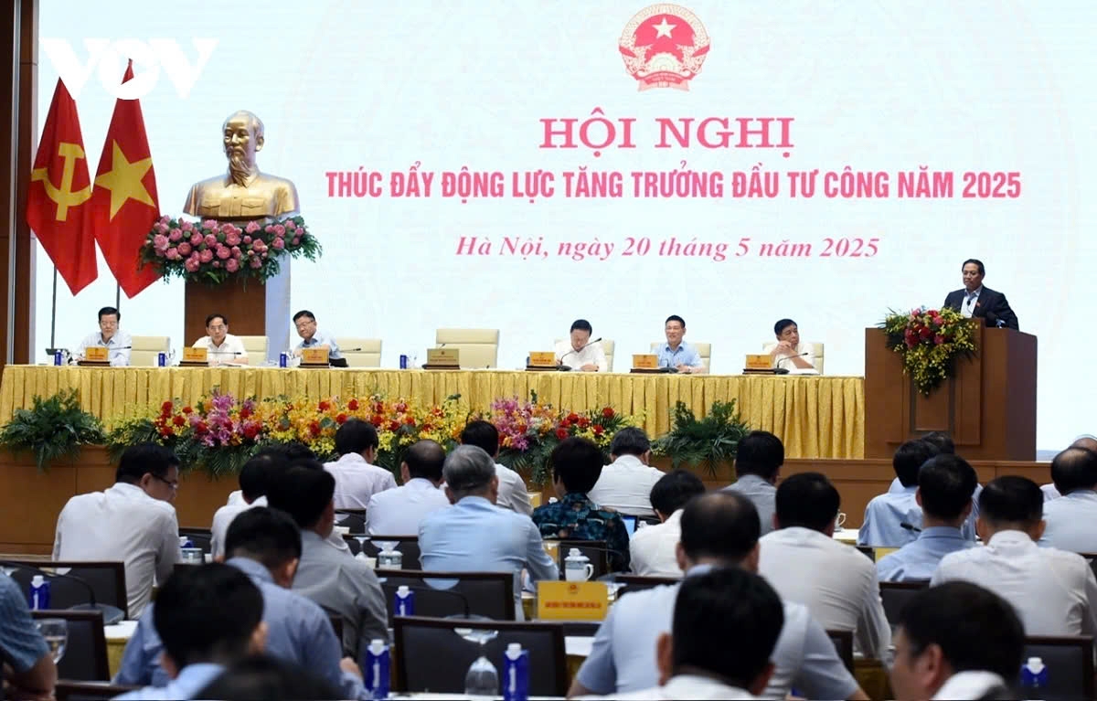 Prime Minister Pham Minh Chinh speaks at a Government meeting in Hanoi on May 20, examining ways to address bottlenecks in public investment disbursement