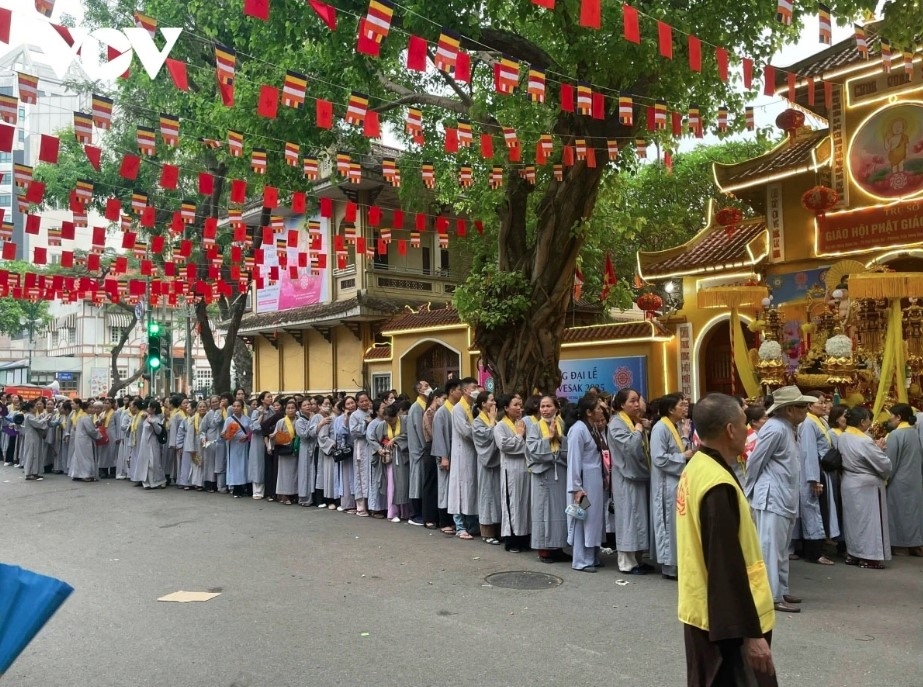Thousands queue outside Quan Su Pagoda in Hanoi in the hope of catching a glimpse of the Sarira of Lord Buddha.