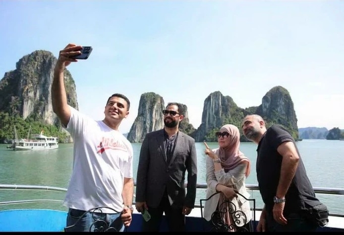 Muslim tourists enjoy a tour of Ha Long Bay. (Photo: quangninh.gov.vn)