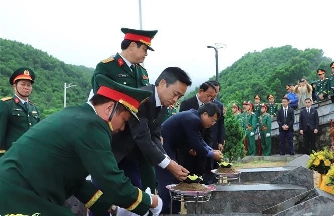 A memorial and burial ceremony is held in the central province of Ha Tinh for the remains of four Vietnamese volunteer soldiers who lost their lives during wartime in Laos.