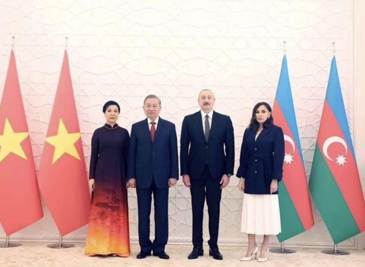 Azerbaijani President Ilham Aliyev (second from right) and his spouse host an official welcome ceremony for Party General Secretary To Lam and his spouse 