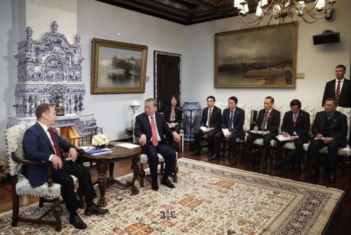 The meeting between General Secretary of the Communist Party of Vietnam (CPV) To Lam and Dmitry Medvedev, Chairman of the United Russia Party (URP) and Deputy Chairman of the Security Council of Russia, in Moscow on May 9. (Photo: VNA)