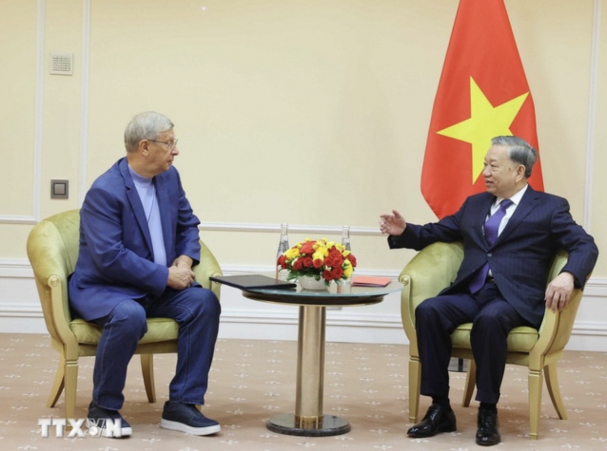 Party General Secretary To Lam (R) receives Sergei Kudryashov, General Director of the Russian oil and gas corporation Zarubezhneft, as part of his official trip to the country. (Photo: VNA)